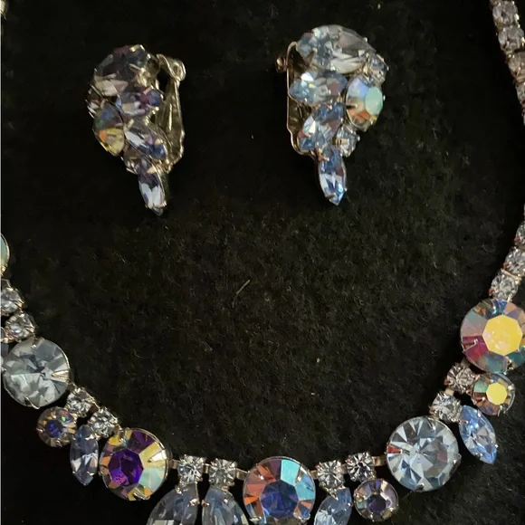 WEISS NECKLACE/ EARRINGS